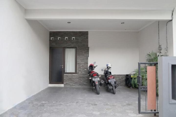 Dparagon Pamela 3 Hostel Yogyakarta Exterior photo